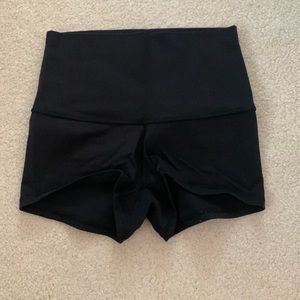 Lululemon black wunder under shorts